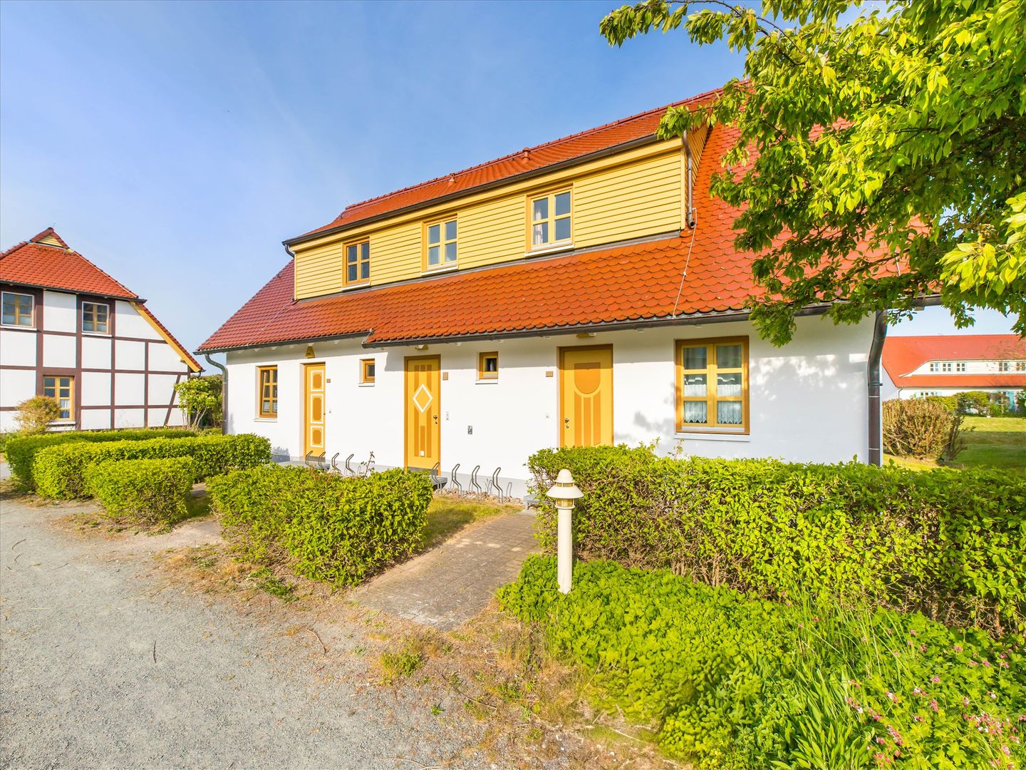 Feriendorf Rugana Komfortplus Ferienwohnung mit 1 Schlafzimmer und Terrasse (D25) Insel Rügen - Hauptansicht