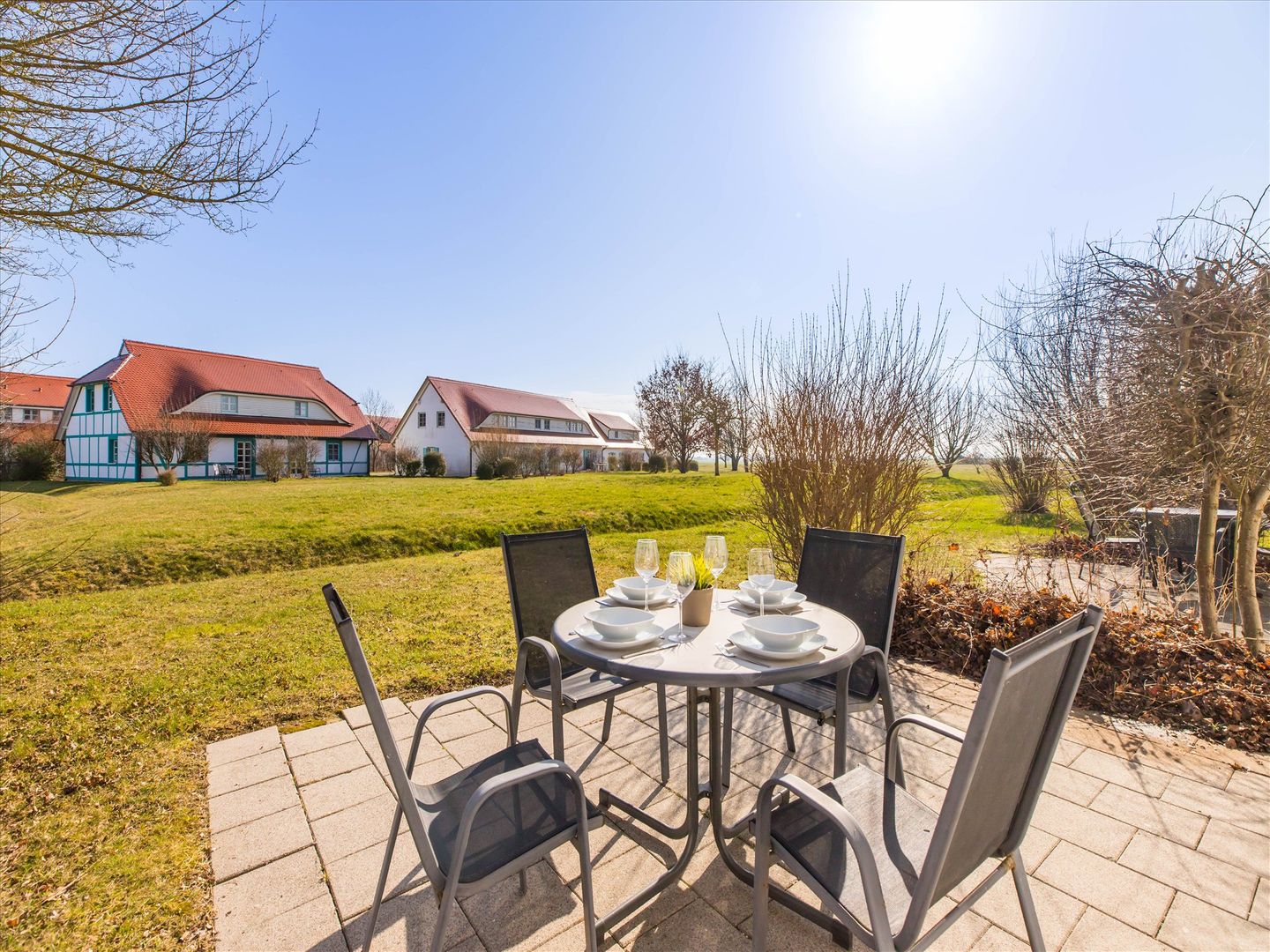 Feriendorf Rugana Komfortplus Ferienwohnung mit 1 Schlafzimmer und Terrasse (D25) Insel Rügen - Terrasse