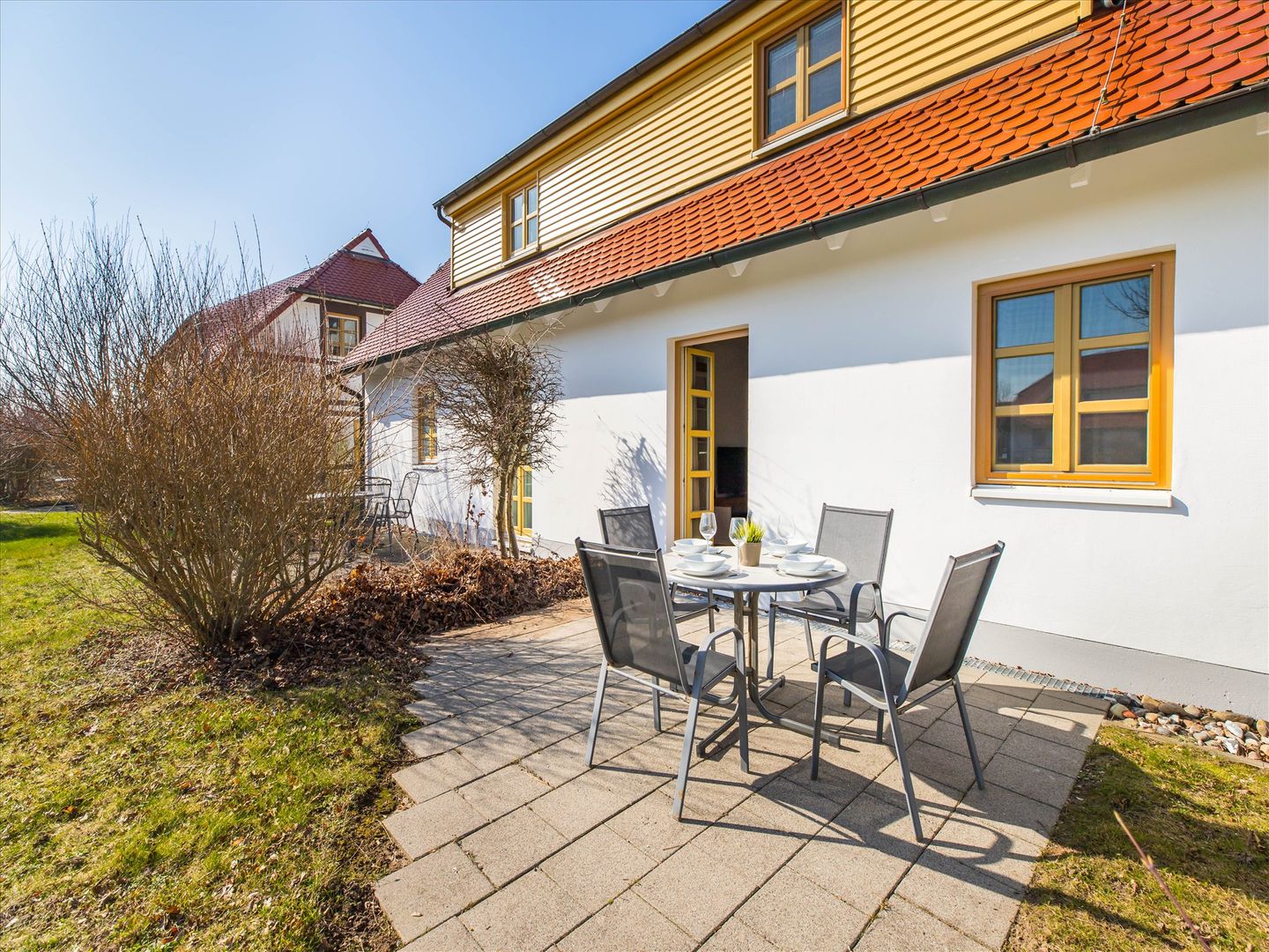 Feriendorf Rugana Komfortplus Ferienwohnung mit 1 Schlafzimmer und Terrasse (D25) Insel Rügen - Terrasse