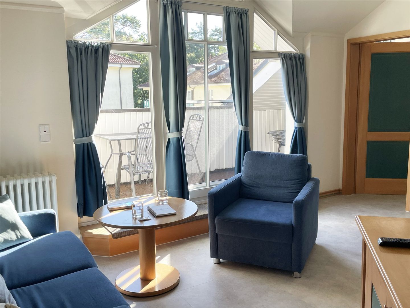 Dünenpark Binz Komfort Ferienwohnung mit 1 Schlafzimmer und Balkon im Dachgeschoss (197) Insel Rügen - Wohnzimmer