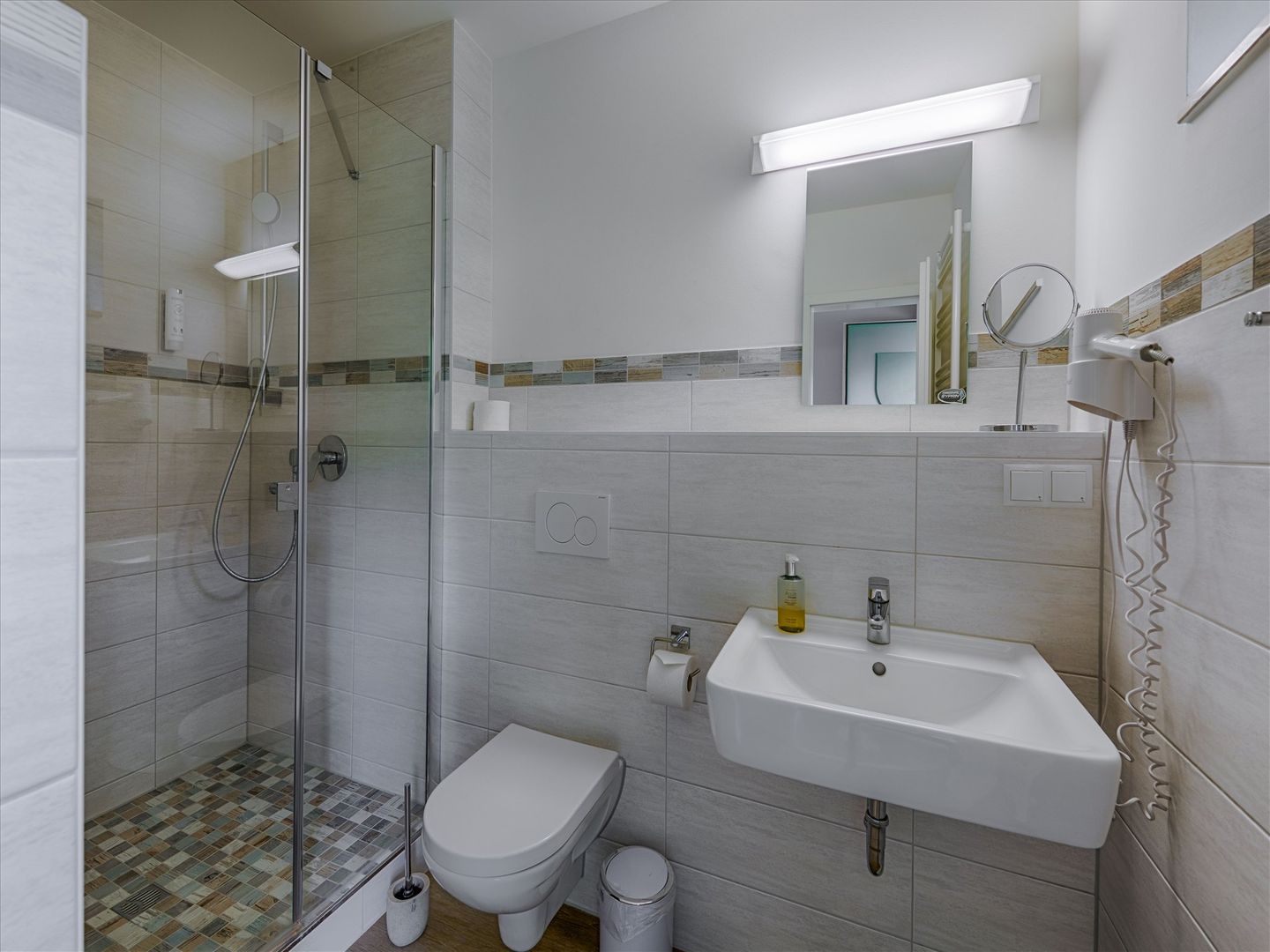 Feriendorf Rugana Komfortplus Ferienwohnung mit 1 Schlafzimmer und Terrasse (B19) Insel Rügen - Badezimmer