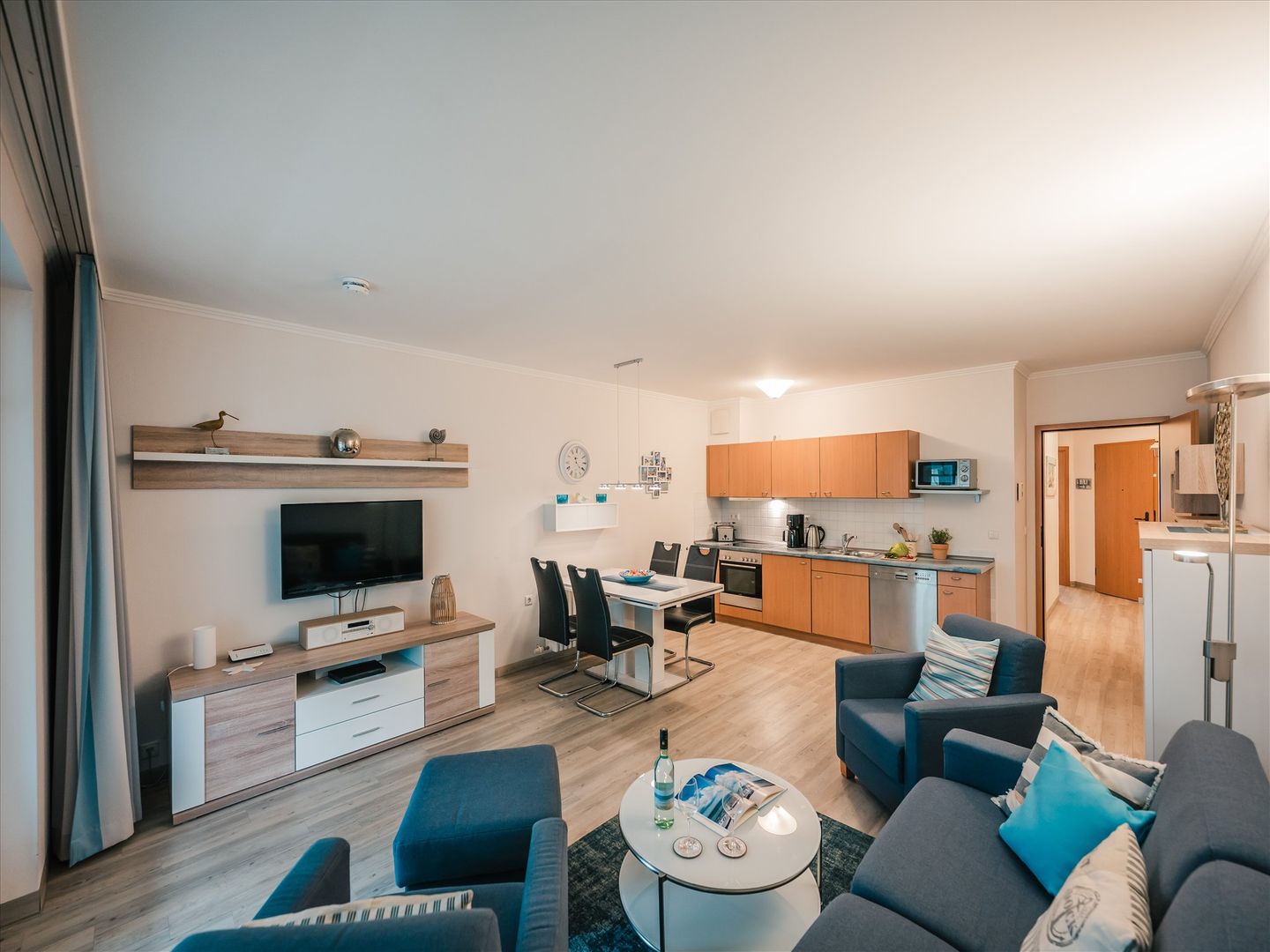 Dünenpark Binz Komfortplus Ferienwohnung mit 1 Schlafzimmer und Balkon im Obergeschoss (205) Insel Rügen - Wohnzimmer