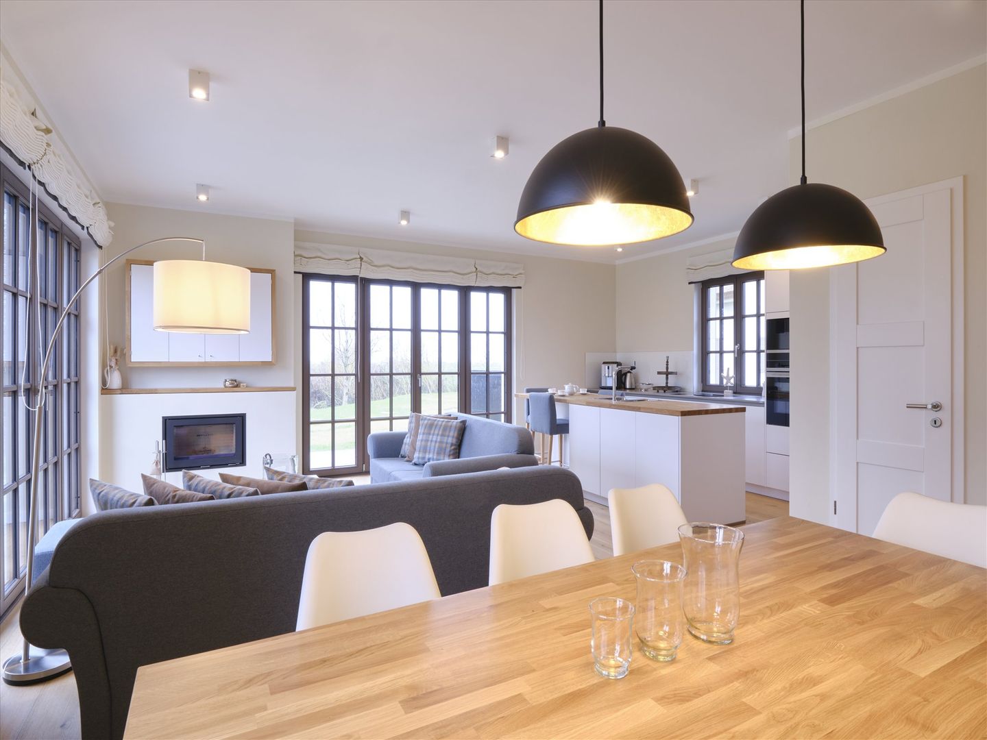 LuxusPlus Reetdachvilla mit 4 Schlafzimmern, Außensauna, Loungebereich und Kamin (H09) - Wohnzimmer