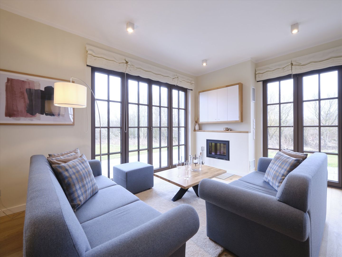 LuxusPlus Reetdachvilla mit 4 Schlafzimmern, Außensauna, Loungebereich und Kamin (H09) - Wohnzimmer