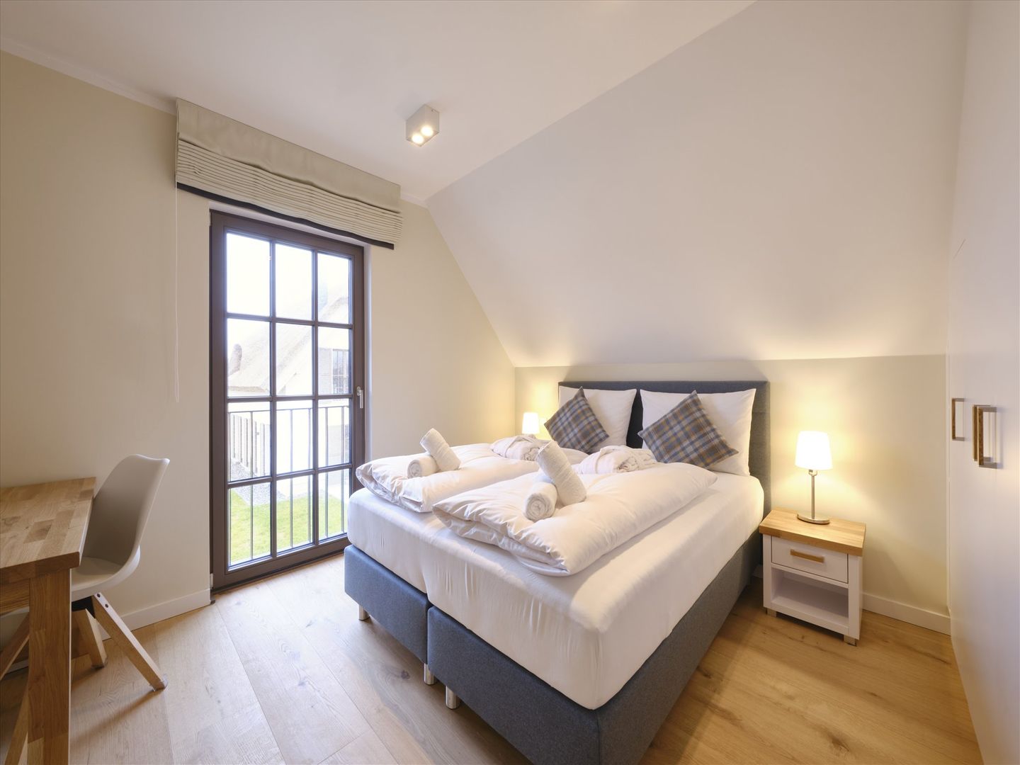 LuxusPlus Reetdachvilla mit 4 Schlafzimmern, Außensauna, Loungebereich und Kamin (H10) - Schlafzimmer