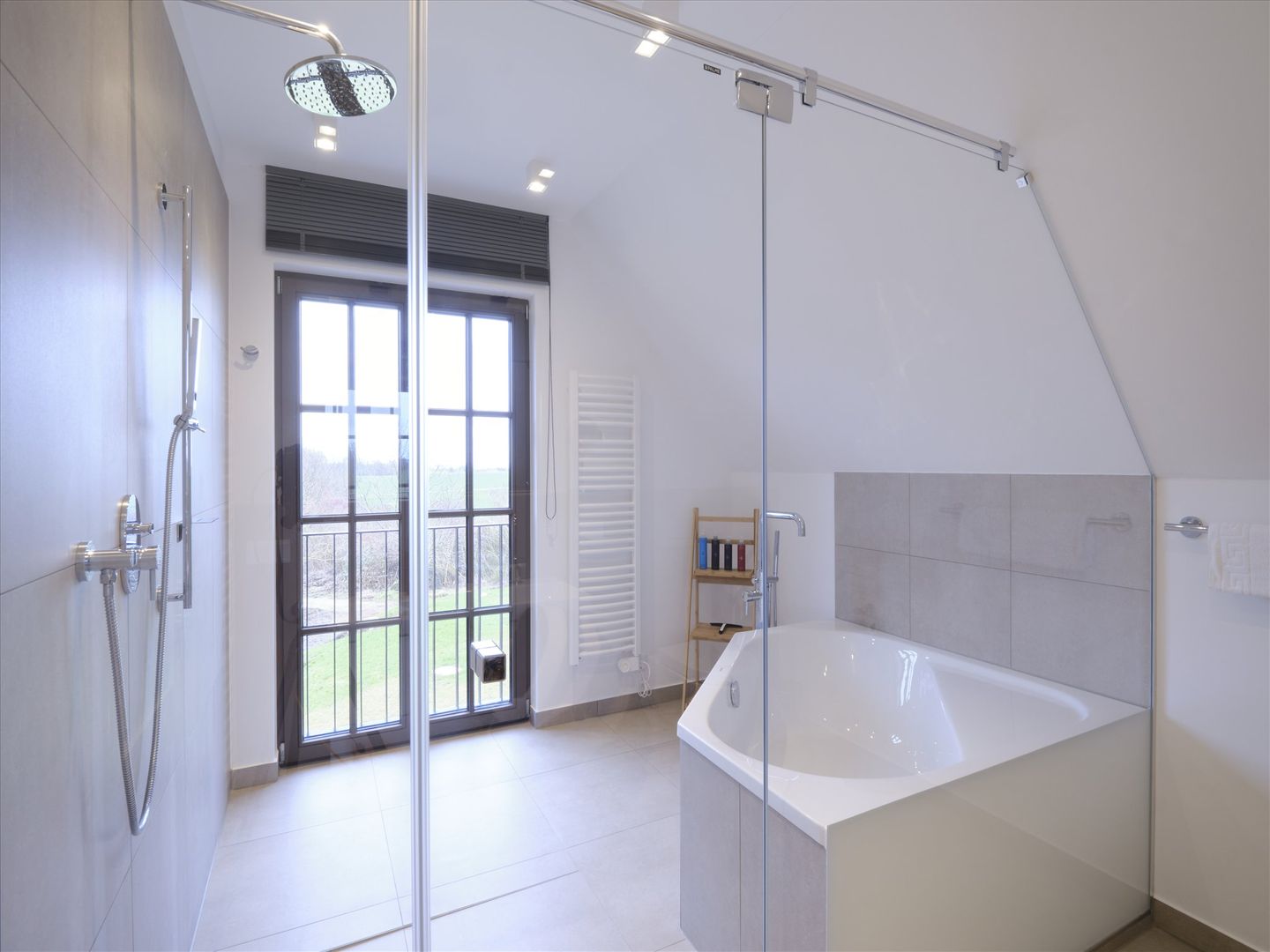 LuxusPlus Reetdachvilla mit 4 Schlafzimmern, Außensauna, Loungebereich und Kamin (H10) - Badezimmer