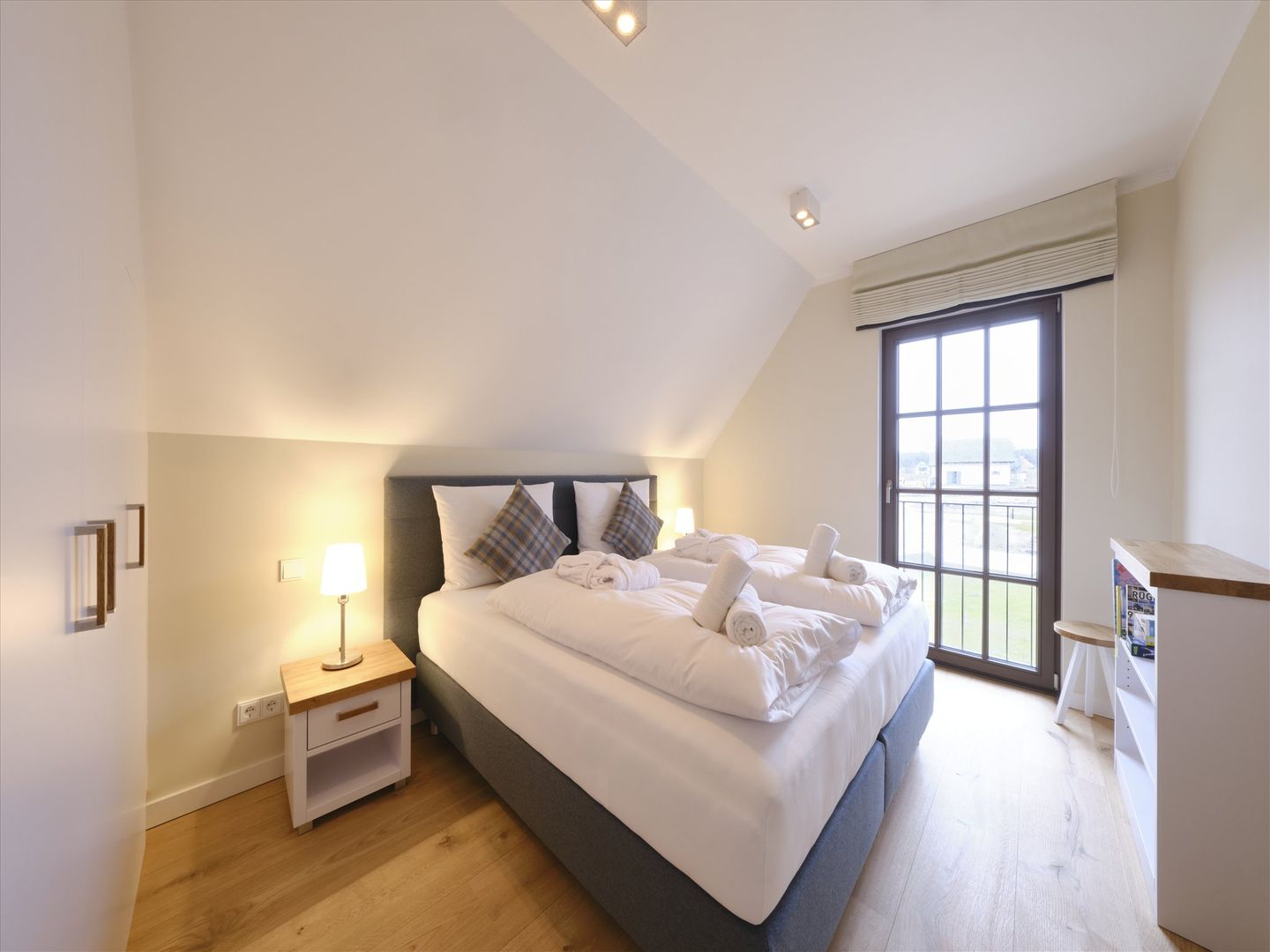 LuxusPlus Reetdachvilla mit 4 Schlafzimmern, Außensauna, Loungebereich und Kamin (H12) - Schlafzimmer