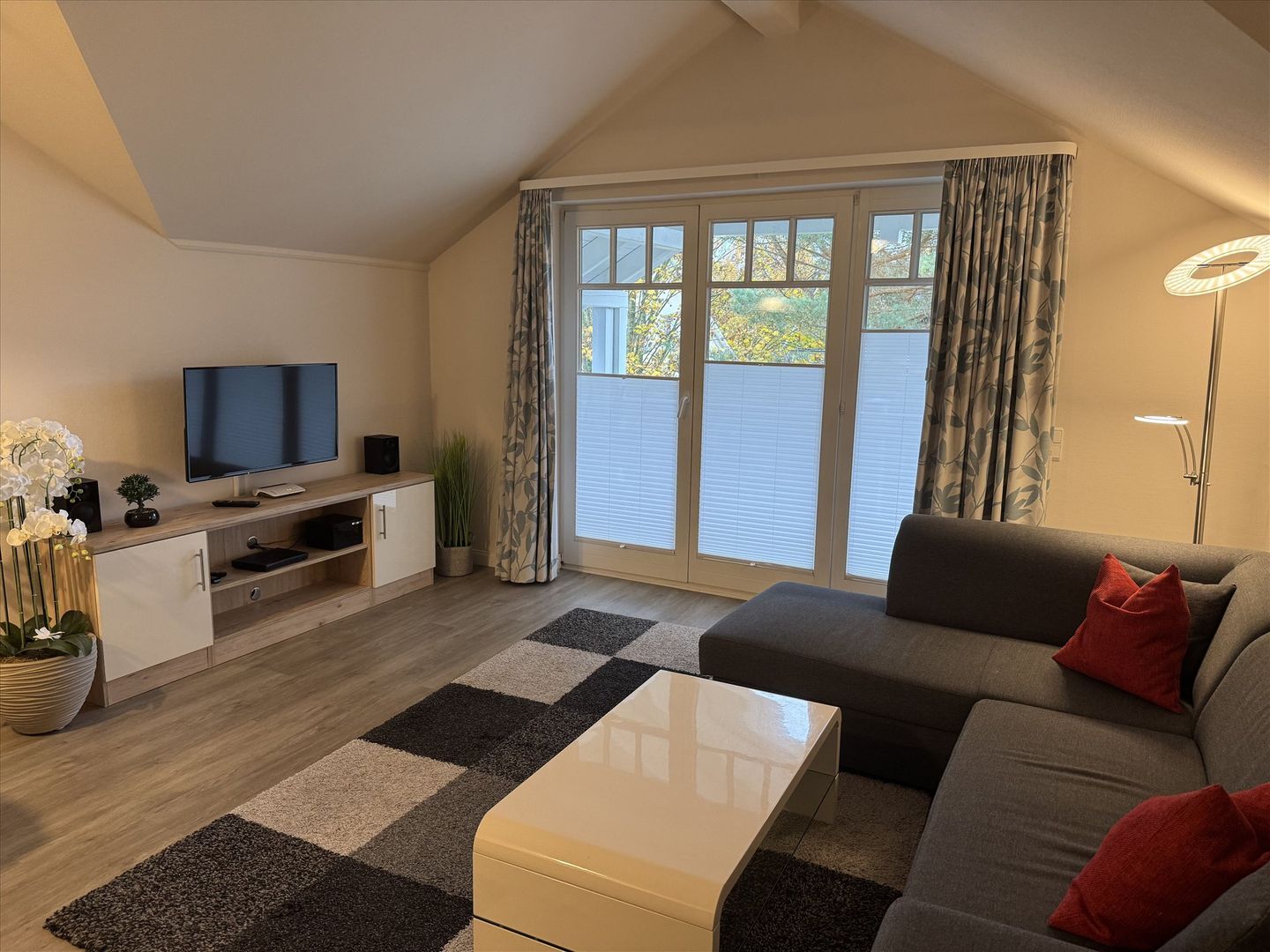 Dünenpark Binz Komfortplus Ferienwohnung mit 1 Schlafzimmer und Balkon im Dachgeschoss (246) Insel Rügen - Wohnzimmer