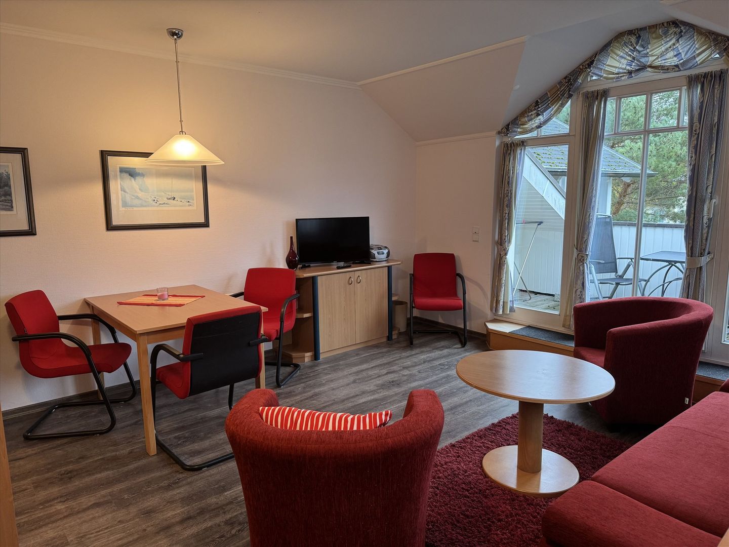 Dünenpark Binz Klassik Ferienwohnung mit 1 Schlafzimmer und Balkon im Dachgeschoss (245) Insel Rügen - Wohnzimmer