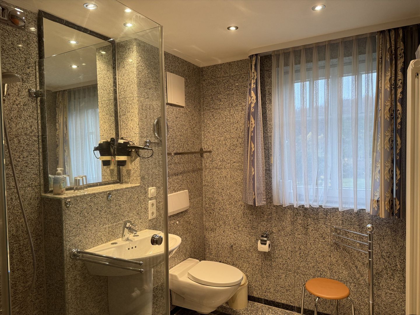 Dünenpark Binz Klassik Ferienwohnung mit 1 Schlafzimmer und Balkon im Dachgeschoss (245) Insel Rügen - Badezimmer