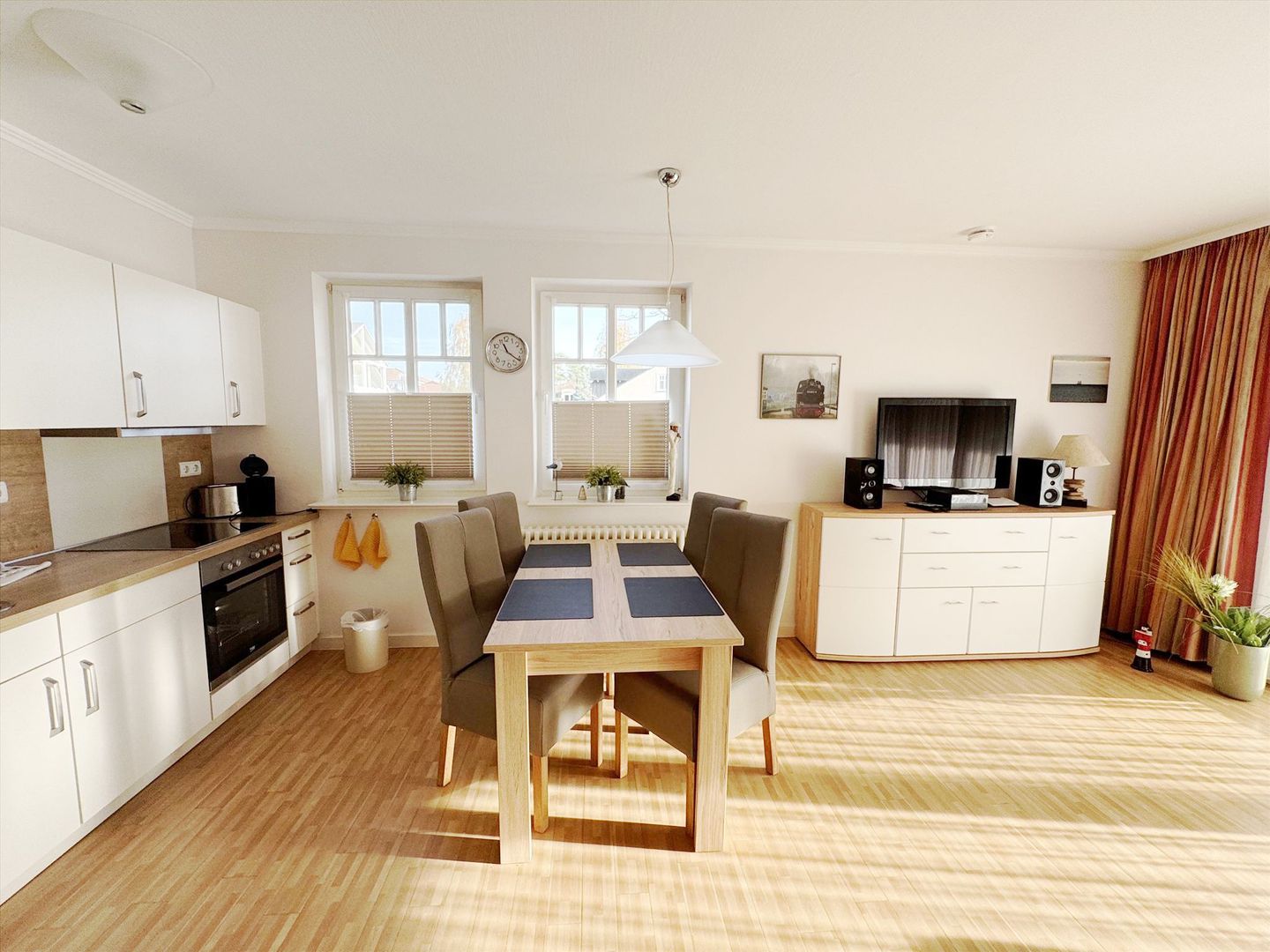 Dünenpark Binz Komfortplus Ferienwohnung mit 1 Schlafzimmer und Balkon im Obergeschoss (230) Insel Rügen - Wohnzimmer