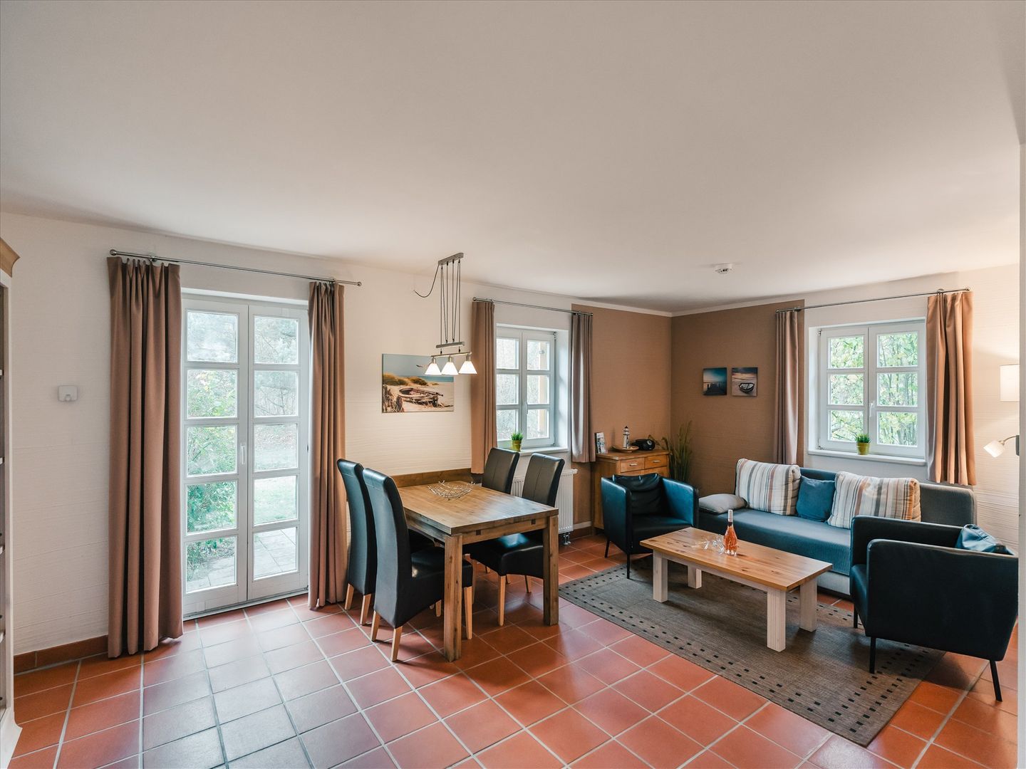 Feriendorf Rugana Komfortplus Ferienwohnung mit 1 Schlafzimmern und Terrasse (A21) Insel Rügen - Wohnzimmer