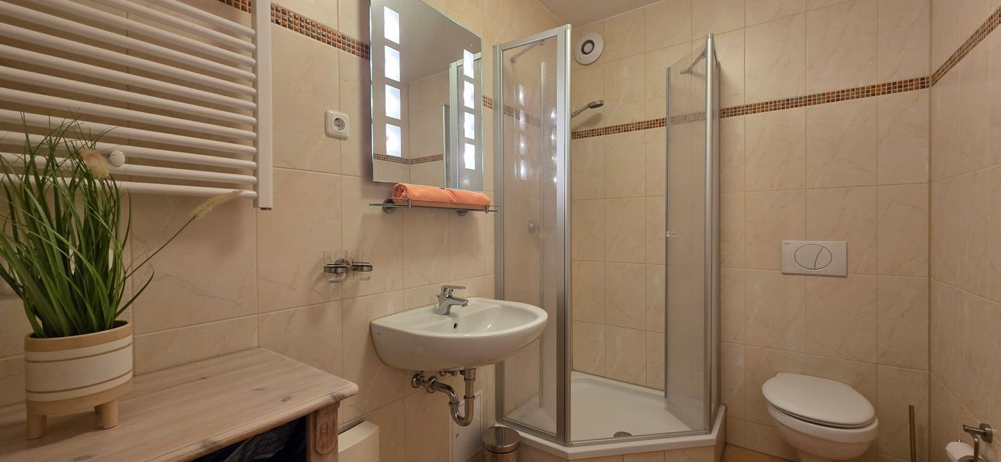  Ferienwohnung KWF6bEG Graal-Müritz Küstenwald - Badezimmer