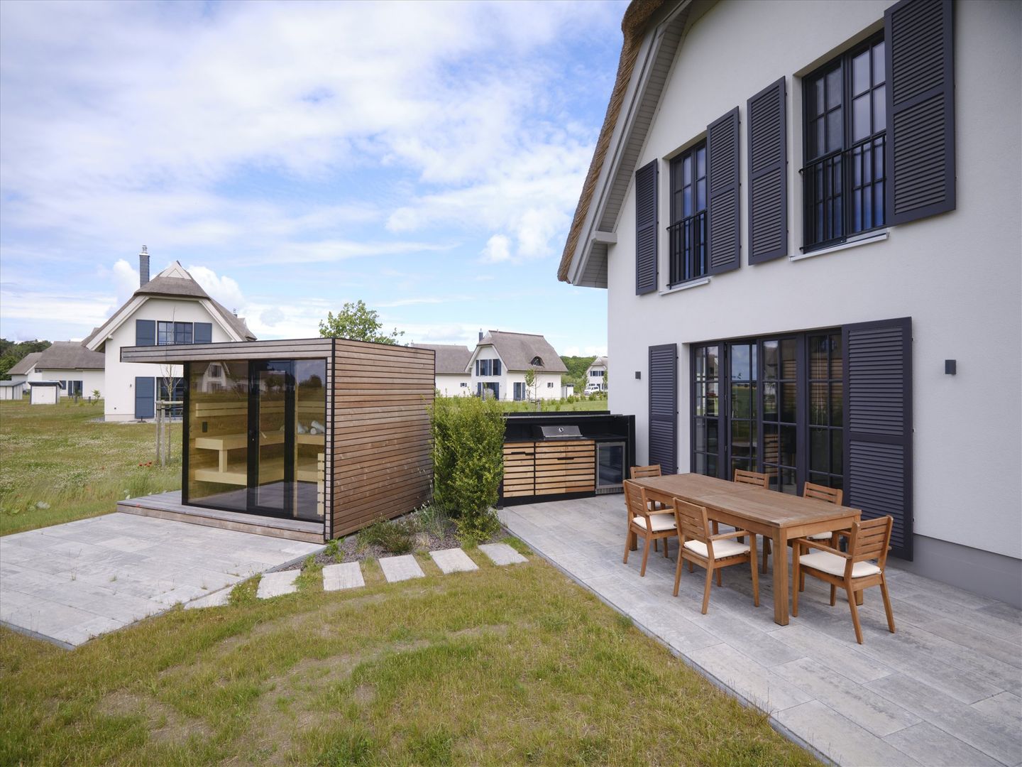 LuxusPlus Reetdachvilla mit 4 Schlafzimmern, Außensauna, Loungebereich und Kamin (H10) - Terrasse