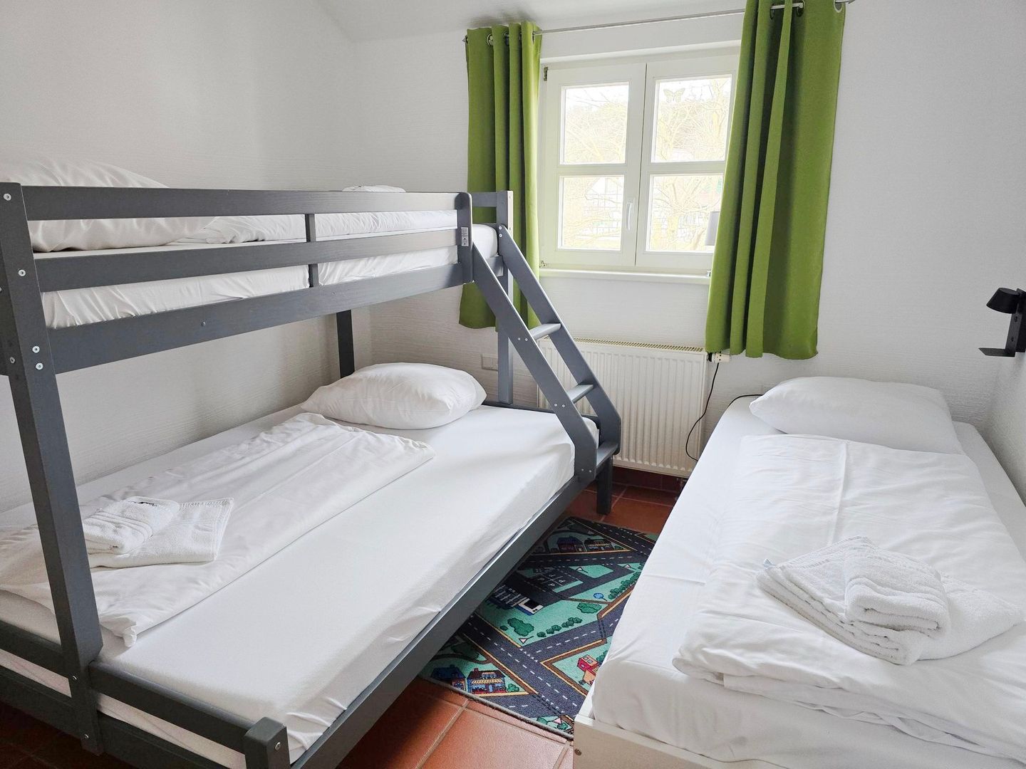 Feriendorf Rugana Komfortplus Ferienwohnung mit 2 Schlafzimmern und Terrasse (C06) Insel Rügen - Schlafzimmer