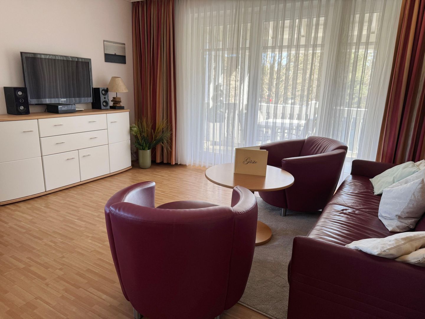 Dünenpark Binz Komfortplus Ferienwohnung mit 1 Schlafzimmer und Balkon im Obergeschoss (230) Insel Rügen - Wohnzimmer