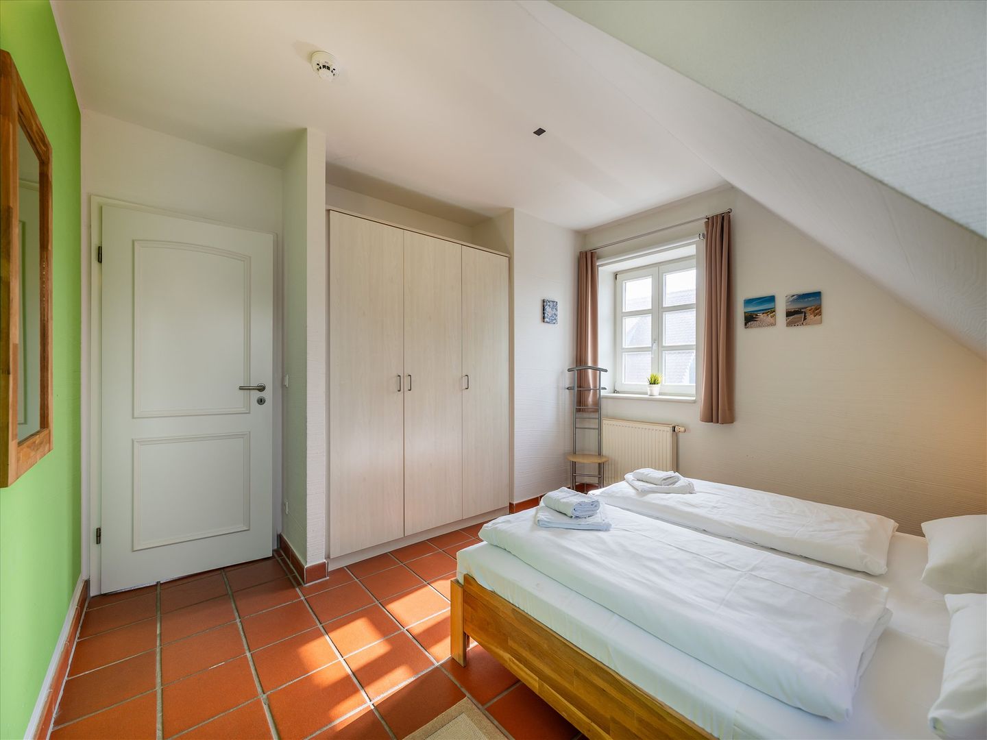 Feriendorf Rugana Komfortplus Ferienwohnung mit 2 Schlafzimmern und Terrasse (A64) Insel Rügen - Schlafzimmer