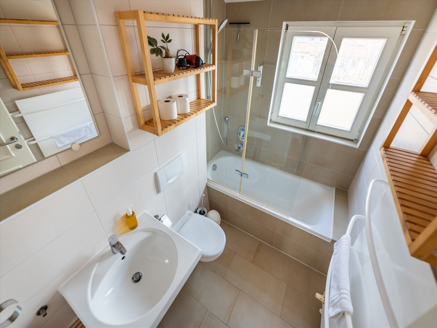 Feriendorf Rugana Komfortplus Ferienwohnung mit 2 Schlafzimmern und Terrasse (A64) Insel Rügen - Badezimmer