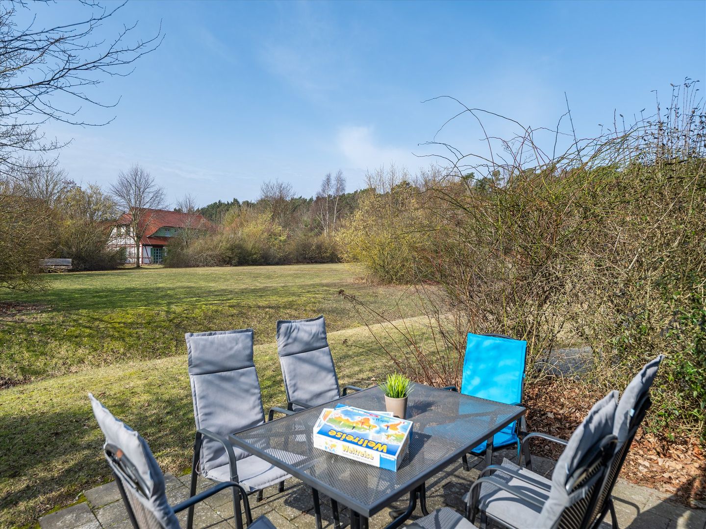 Feriendorf Rugana Komfortplus Ferienwohnung mit 2 Schlafzimmern und Terrasse (A64) Insel Rügen - Terrasse