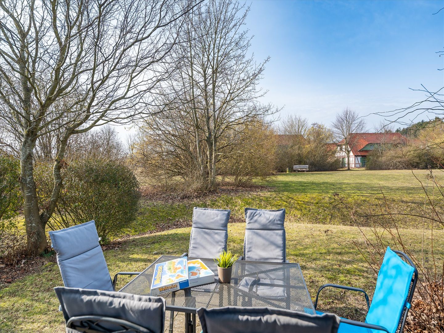 Feriendorf Rugana Komfortplus Ferienwohnung mit 2 Schlafzimmern und Terrasse (A64) Insel Rügen - Terrasse