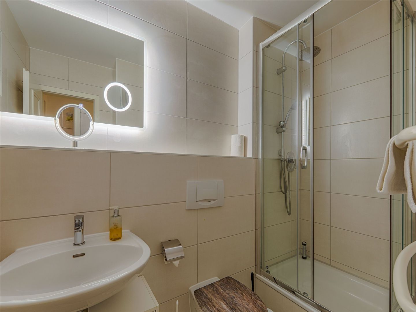 Feriendorf Rugana Komfortplus Ferienwohnung mit 1 Schlafzimmern und Terrasse (C39) Insel Rügen - Badezimmer