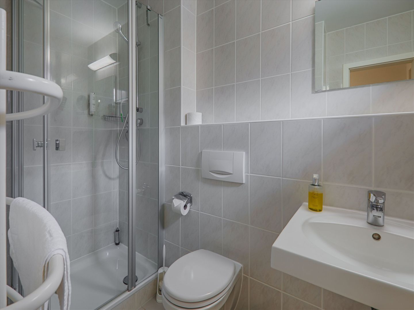 Feriendorf Rugana Klassik Ferienwohnung mit 1 Schlafzimmer und Terrasse (A24) Insel Rügen - Badezimmer