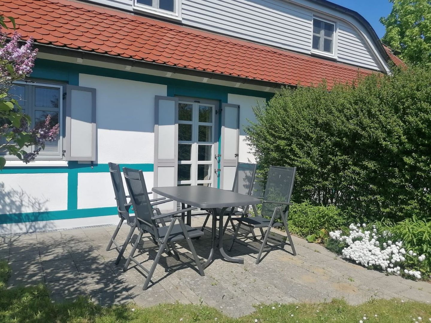 Feriendorf Rugana Komfortplus Ferienwohnung mit 1 Schlafzimmern und Terrasse (C30) Insel Rügen - Terrasse