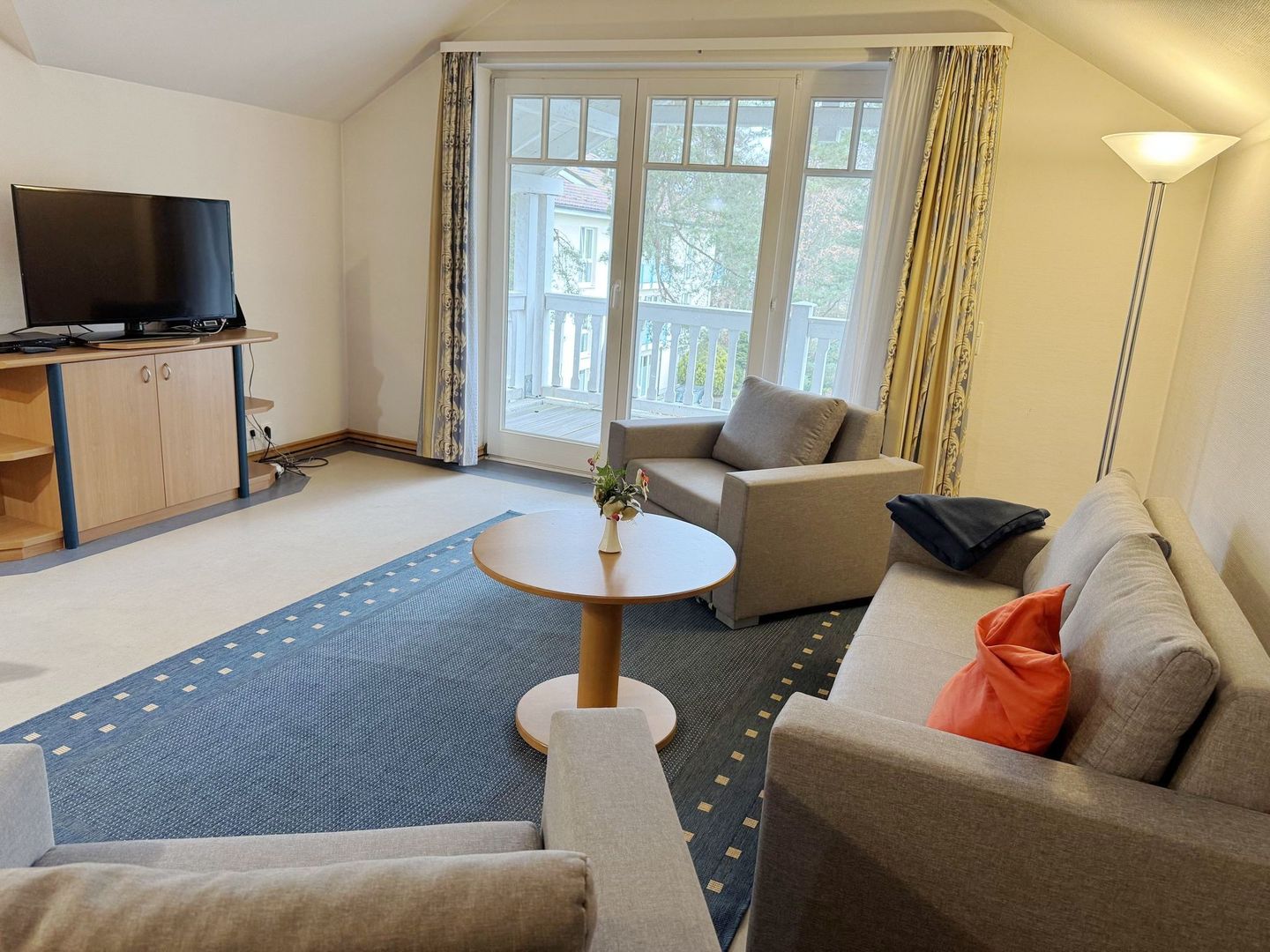 Dünenpark Binz Klassik Ferienwohnung mit 1 Schlafzimmer und Balkon im Dachgeschoss (258) Insel Rügen - Wohnzimmer