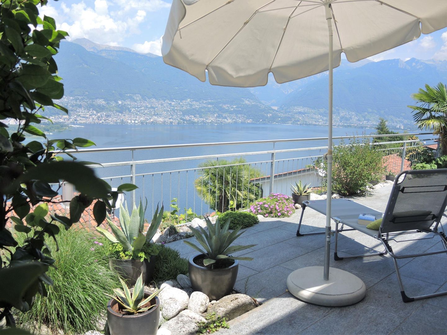Helle moderne Ferienwohnung mit grosser Terrasse u  in der Schweiz