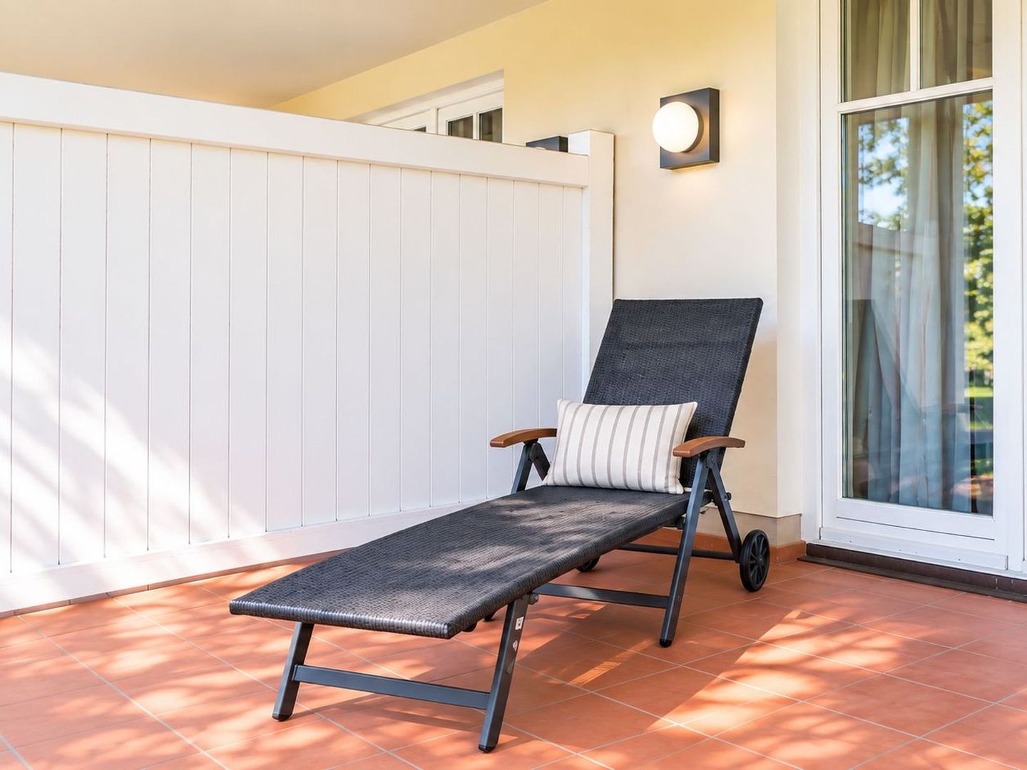 Dünenpark Binz Komfortplus Ferienwohnung mit 1 Schlafzimmer und Terrasse im Erdgeschoss (099) Insel Rügen - Terrasse