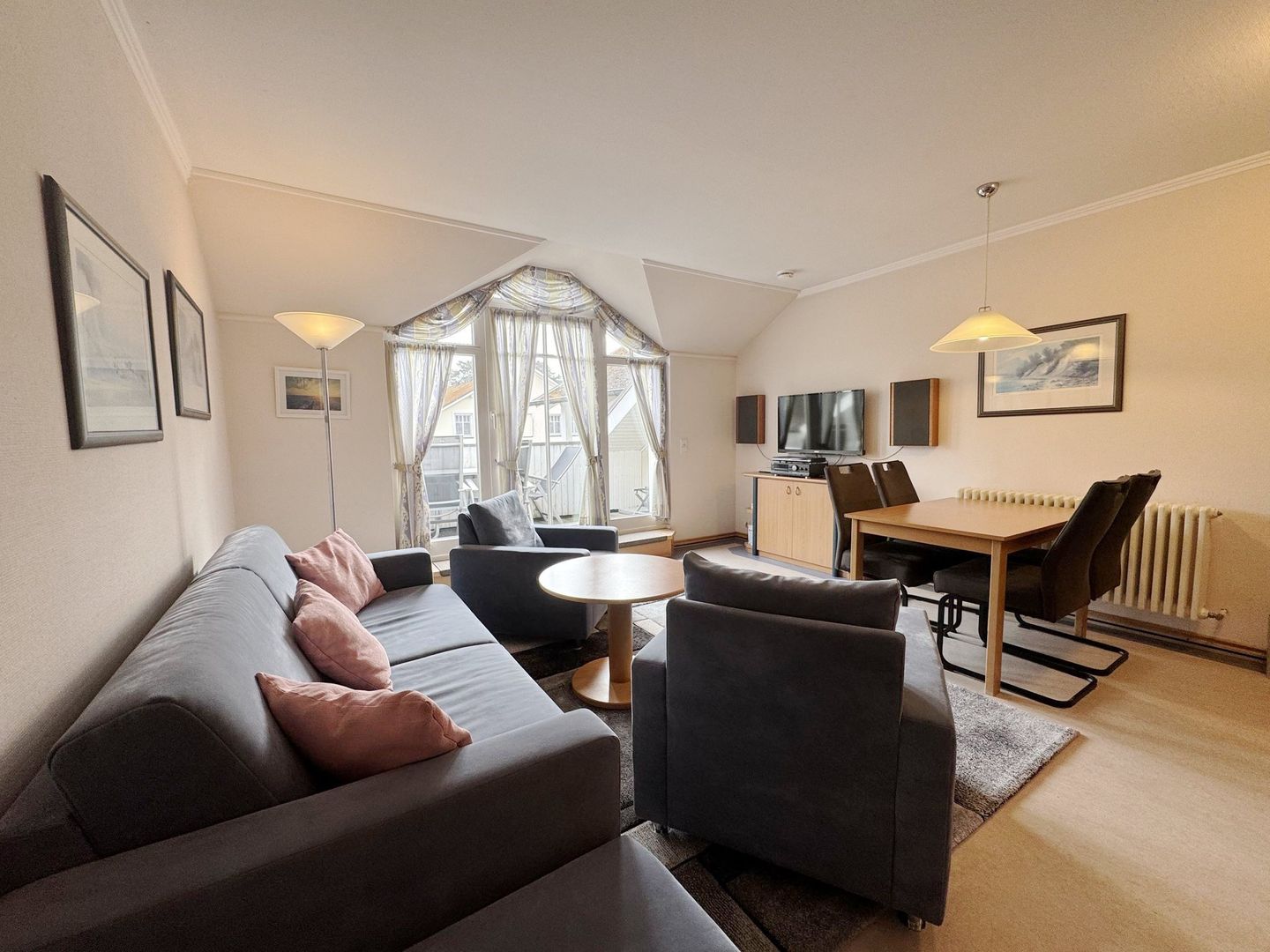 Dünenpark Binz Komfort Ferienwohnung mit 1 Schlafzimmer, Balkon und Schlafmöglichkeit im Dachgeschoß (235) Insel Rügen - Wohnzimmer