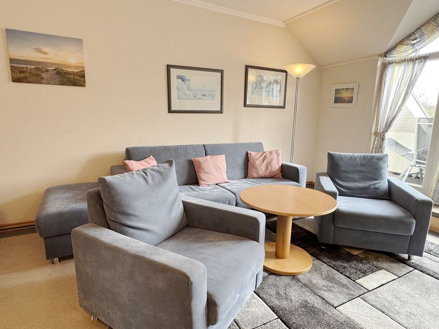 Dünenpark Binz Komfort Ferienwohnung mit 1 Schlafzimmer, Balkon und Schlafmöglichkeit im Dachgeschoß (235) Insel Rügen - Wohnzimmer