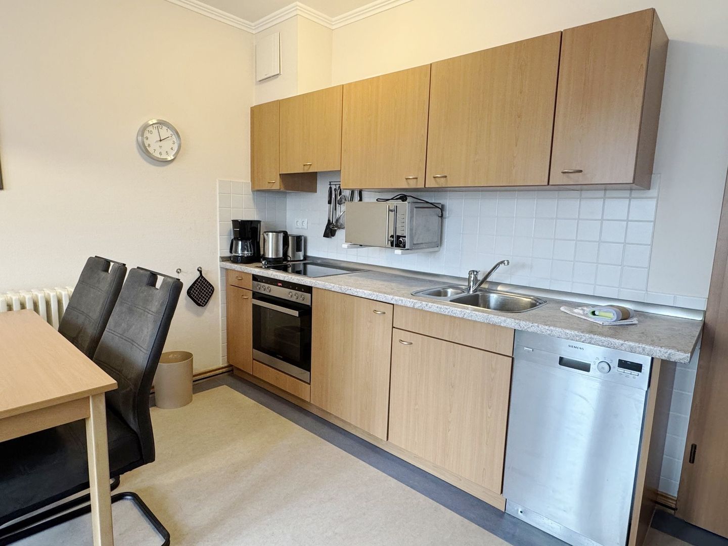 Dünenpark Binz Komfort Ferienwohnung mit 1 Schlafzimmer, Balkon und Schlafmöglichkeit im Dachgeschoß (235) Insel Rügen - Küche / Küchenzeile