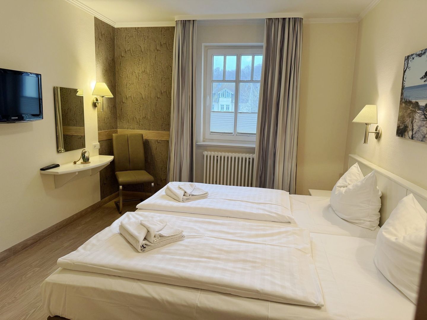 Dünenpark Binz Komfortplus Ferienwohnung mit 1 Schlafzimmer und Balkon im Obergeschoss (254) Insel Rügen - Schlafzimmer