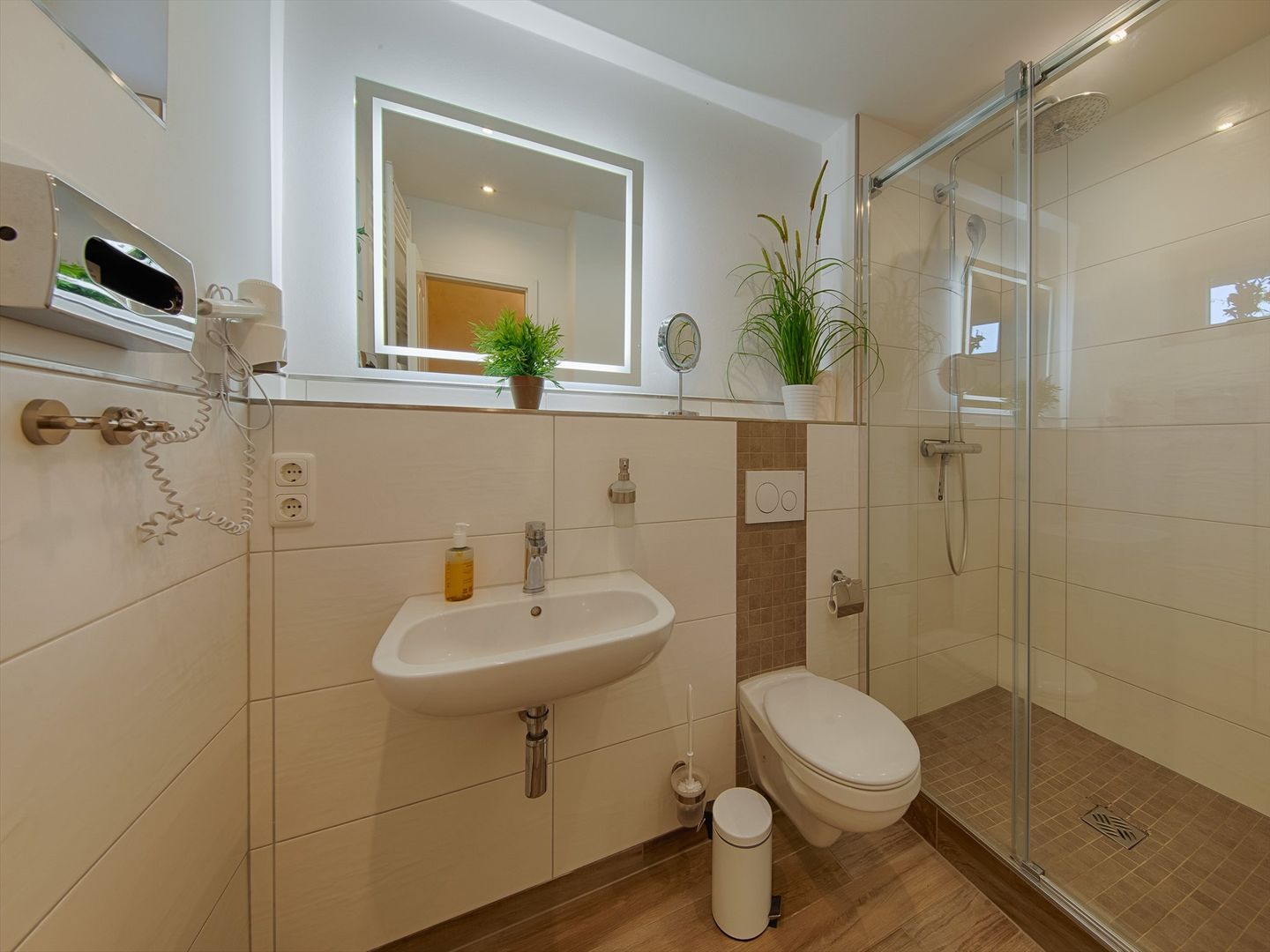 Feriendorf Rugana Klassik Ferienwohnung mit 1 Schlafzimmer und Terrasse (A43) Insel Rügen - Badezimmer