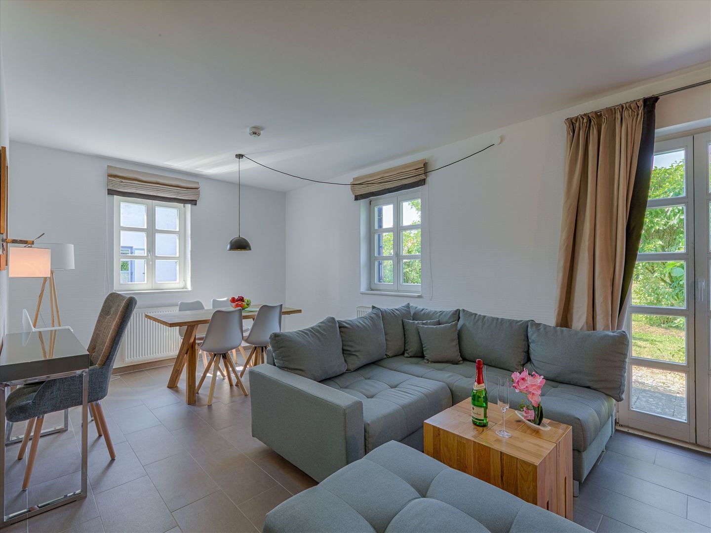 Feriendorf Rugana Komfort Ferienwohnung mit 1 Schlafzimmer und Terrasse (A55) Insel Rügen - Wohnzimmer