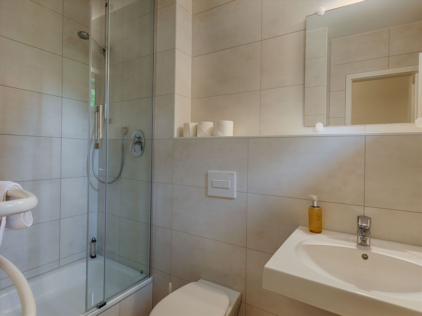 Feriendorf Rugana Komfort Ferienwohnung mit 1 Schlafzimmer und Terrasse (A55) Insel Rügen - Badezimmer