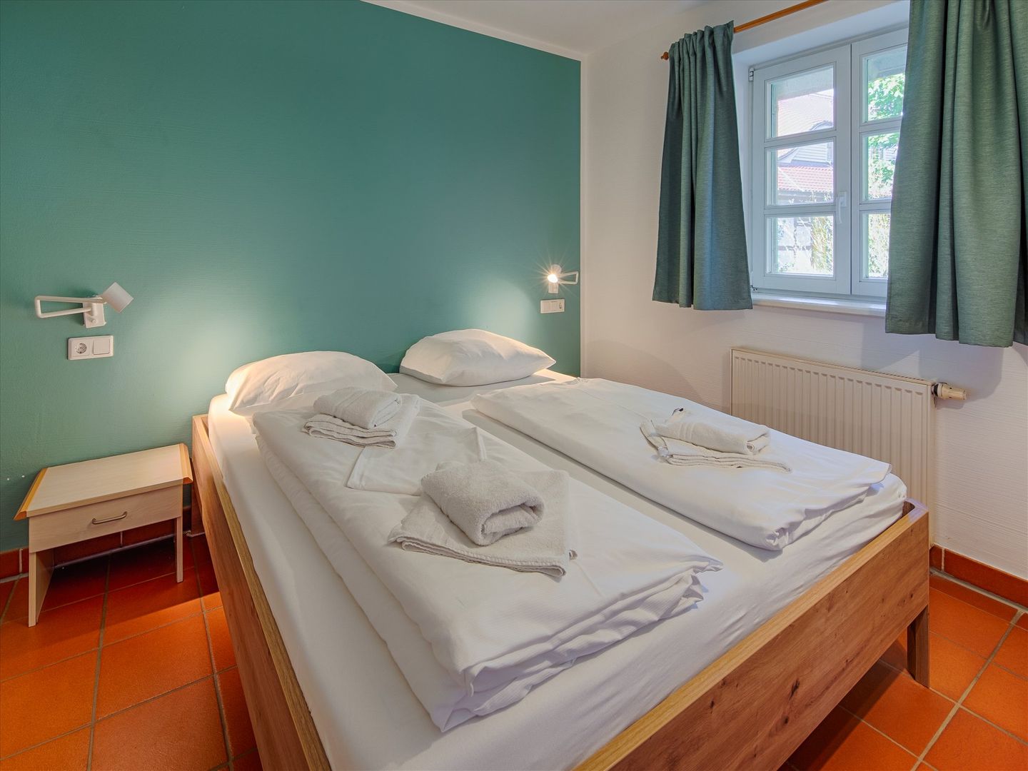 Feriendorf Rugana Komfortplus Ferienwohnung mit 1 Schlafzimmer und Terrasse (B02) Insel Rügen - Schlafzimmer