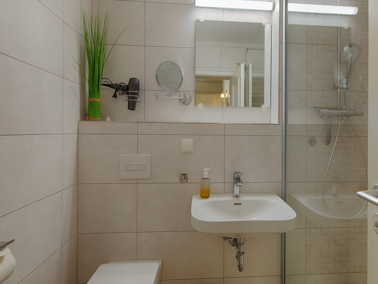Feriendorf Rugana Komfortplus Ferienwohnung mit 1 Schlafzimmer und Terrasse (B47) Insel Rügen - Badezimmer