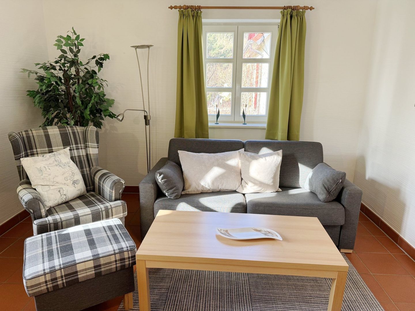 Feriendorf Rugana Komfort Ferienwohnung mit 1 Schlafzimmer und Terrasse (B52) Insel Rügen - Wohnzimmer