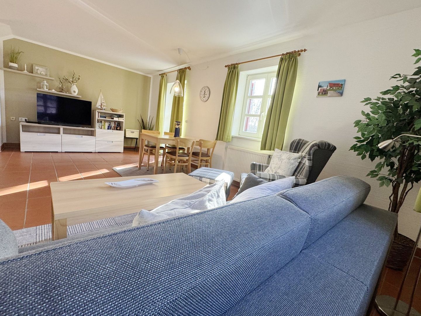Feriendorf Rugana Komfort Ferienwohnung mit 1 Schlafzimmer und Terrasse (B52) Insel Rügen - Wohnzimmer