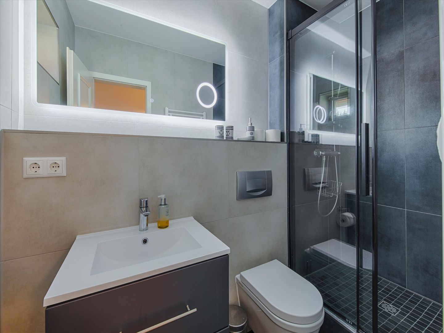 Feriendorf Rugana Komfortplus Ferienwohnung mit 1 Schlafzimmer und Terrasse (B62) Insel Rügen - Badezimmer