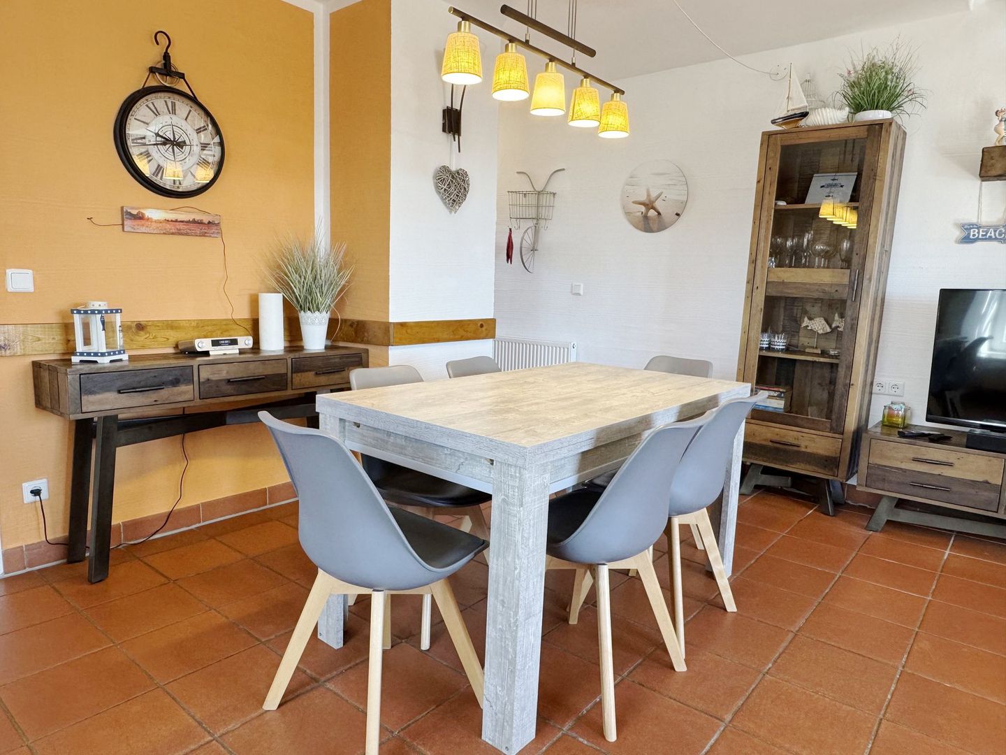 Feriendorf Rugana Komfort Ferienwohnung mit 2 Schlafzimmern und Terrasse (C05) Insel Rügen - Wohnzimmer