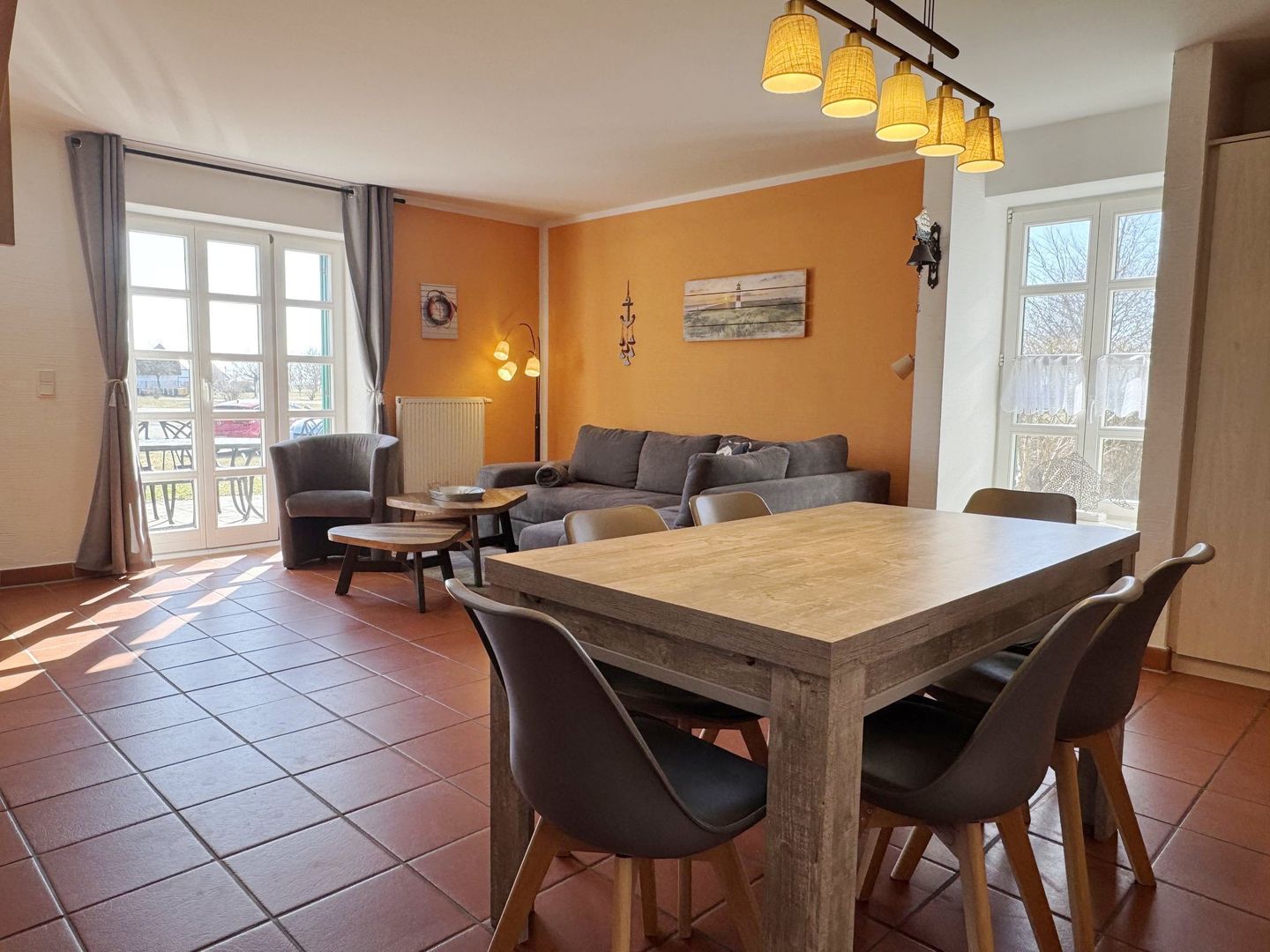 Feriendorf Rugana Komfort Ferienwohnung mit 2 Schlafzimmern und Terrasse (C05) Insel Rügen - Wohnzimmer