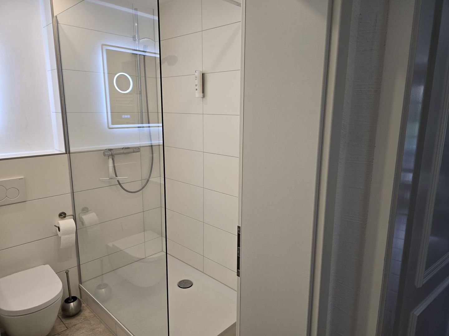 Feriendorf Rugana Komfortplus Ferienwohnung mit 1 Schlafzimmer und Terrasse (C08) Insel Rügen - Badezimmer