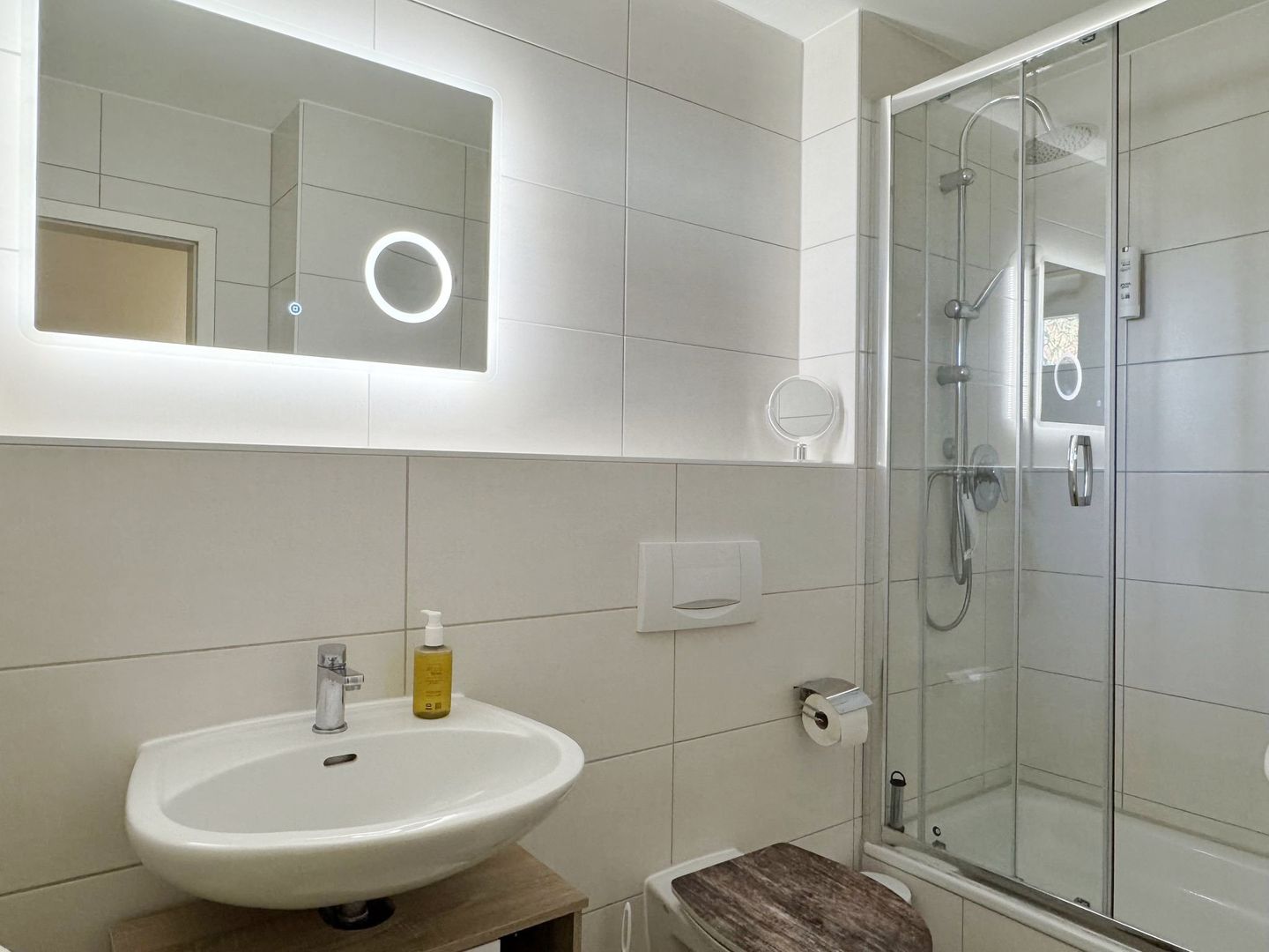Feriendorf Rugana Komfortplus Ferienwohnung mit 1 Schlafzimmern und Terrasse (C39) Insel Rügen - Badezimmer