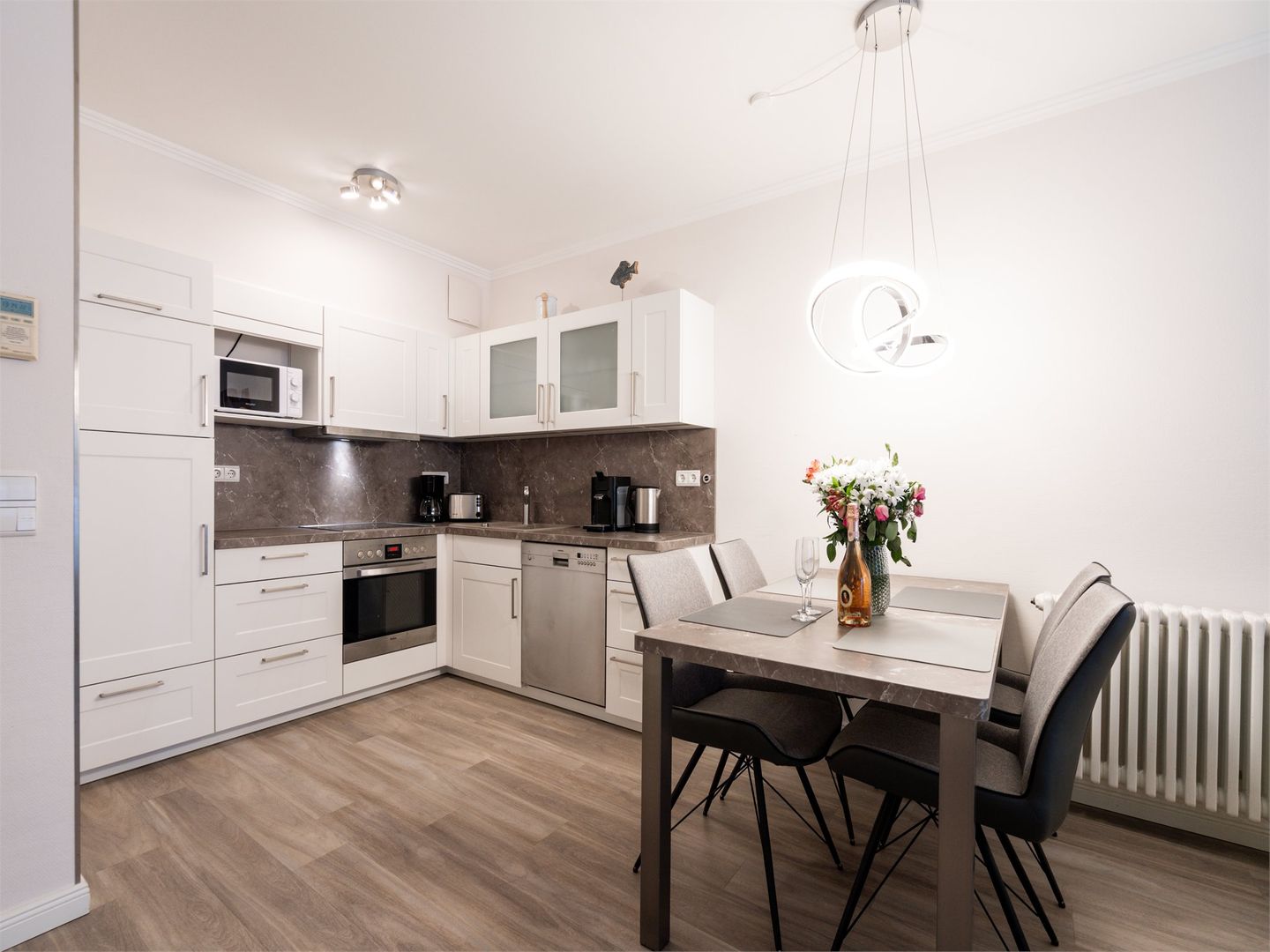 Dünenpark Binz Komfortplus Ferienwohnung mit 2 Schlafzimmern und Balkon im Obergeschoss (005) Insel Rügen - Küche / Küchenzeile