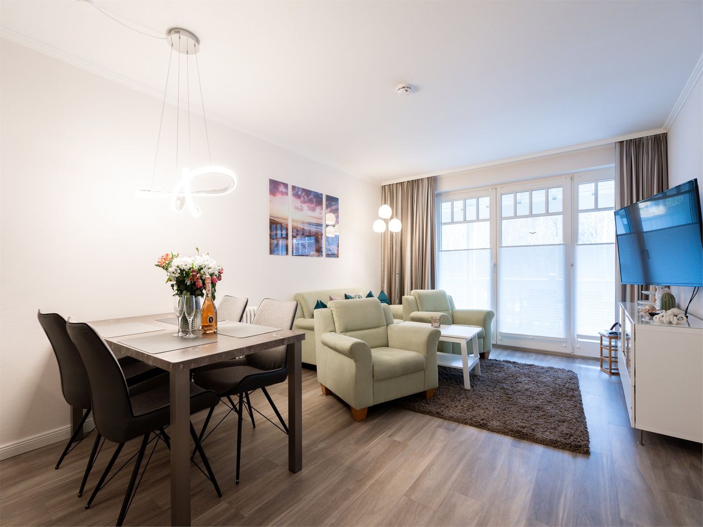 Dünenpark Binz Komfortplus Ferienwohnung mit 2 Schlafzimmern und Balkon im Obergeschoss (005) Insel Rügen - Wohnzimmer