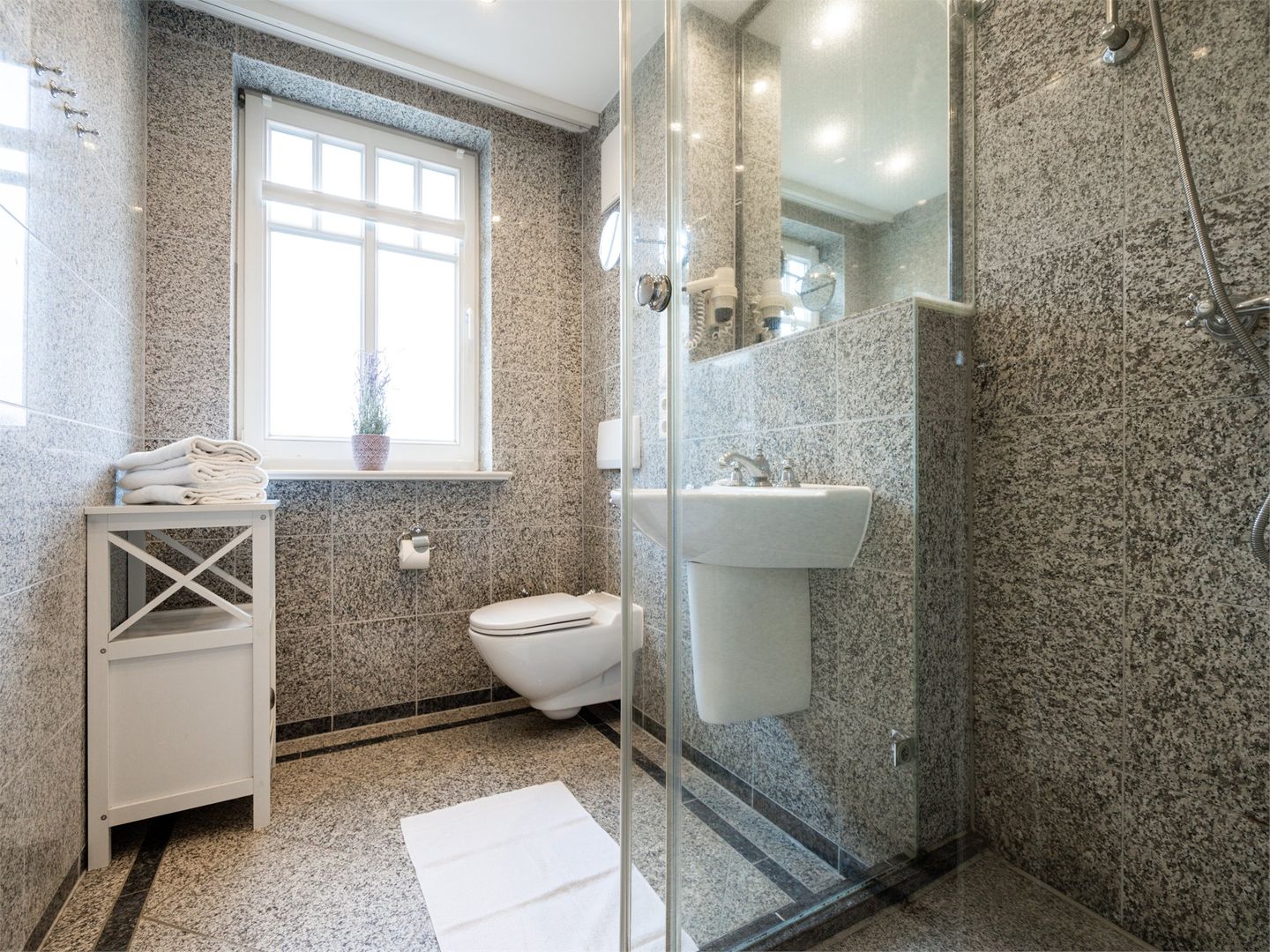 Dünenpark Binz Komfortplus Ferienwohnung mit 2 Schlafzimmern und Balkon im Obergeschoss (005) Insel Rügen - Badezimmer