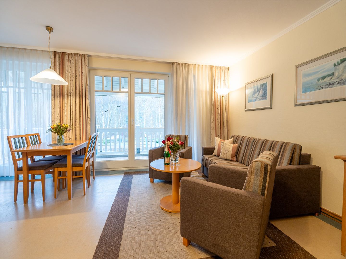 Dünenpark Binz Klassik Ferienwohnung mit 1 Schlafzimmer und Balkon im Obergeschoss (006) Insel Rügen - Wohnzimmer